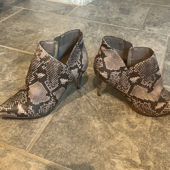 EUC Fergalicious animal print booties size 8 - Picture 2 of 5